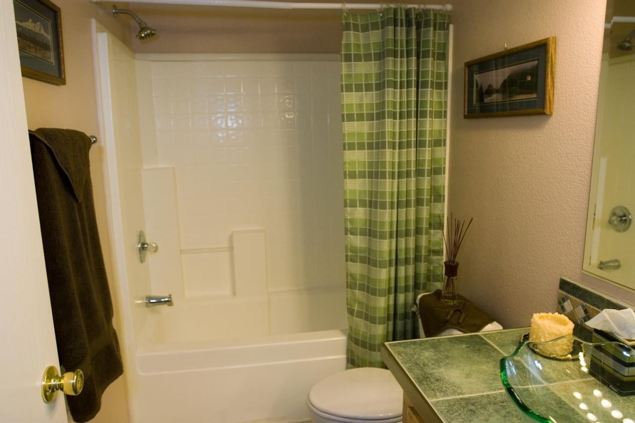 18633 Saddleback Ridge Road Cottonwood, CA 96022 - Photo 14 of 33 Guest Bathroom