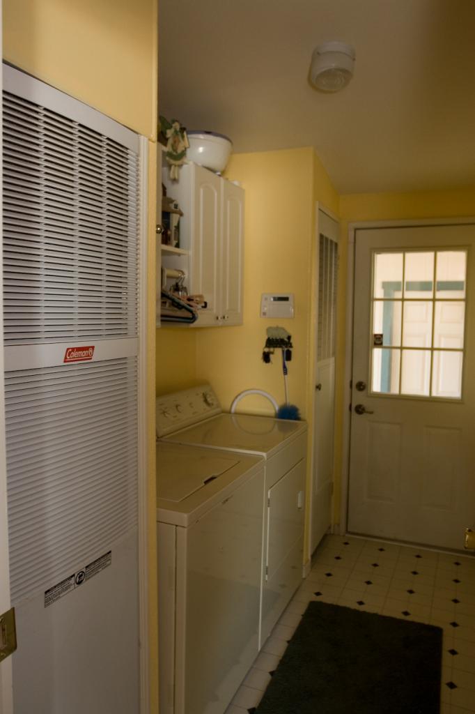 18633 Saddleback Ridge Road Cottonwood, CA 96022 - Photo 27 of 33 Laundry Room
