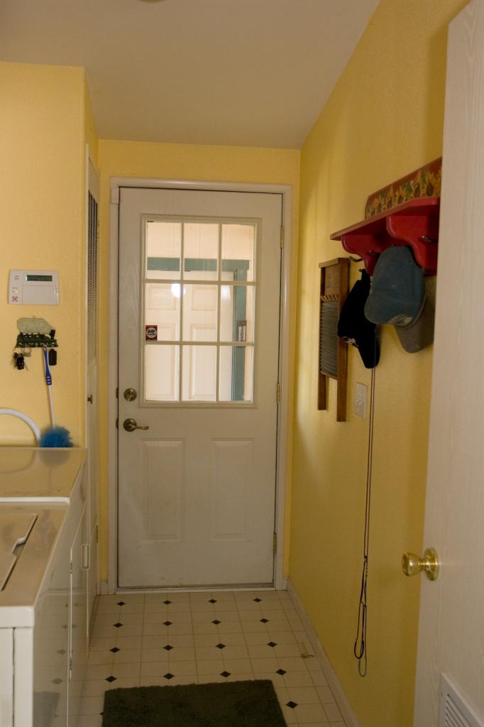 18633 Saddleback Ridge Road Cottonwood, CA 96022 - Photo 28 of 33 Laundry Room
