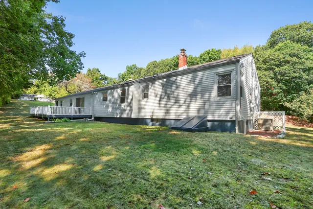 a view of a house with a yard
