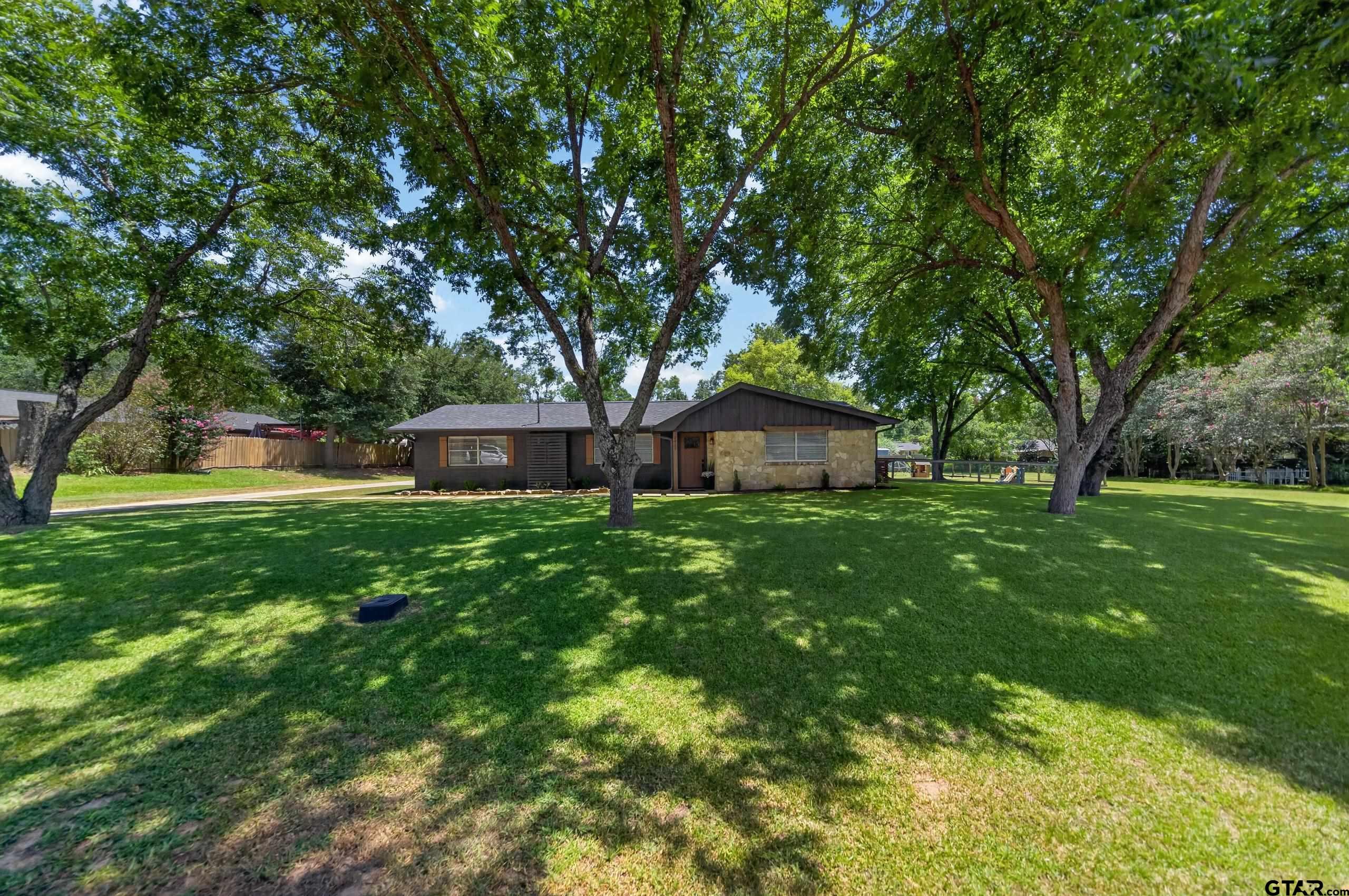2425 Liveoak Street Jacksonville, TX 75766 - Photo 2 of 33