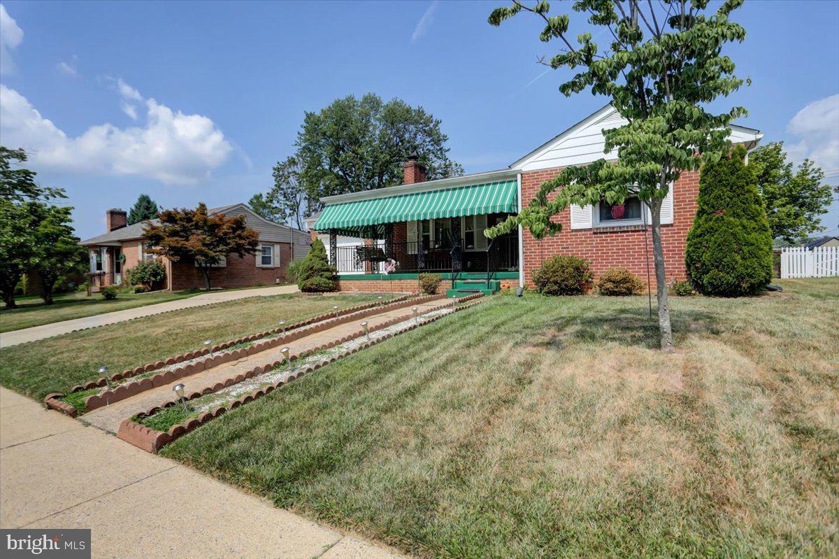 907 Cherokee Trail Frederick, MD 21701 - Photo 2 of 34 a view of a park with of a house