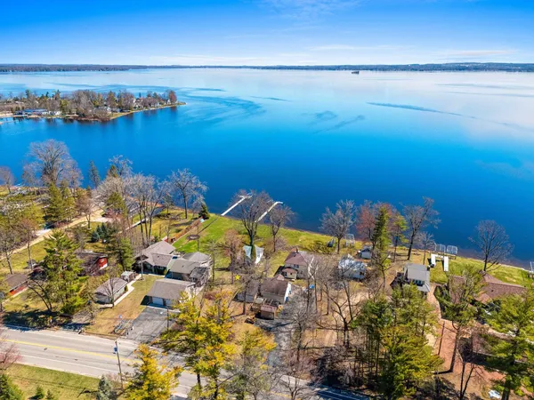 $375,000 | N5996 Lake Drive, Shawano, WI 54166