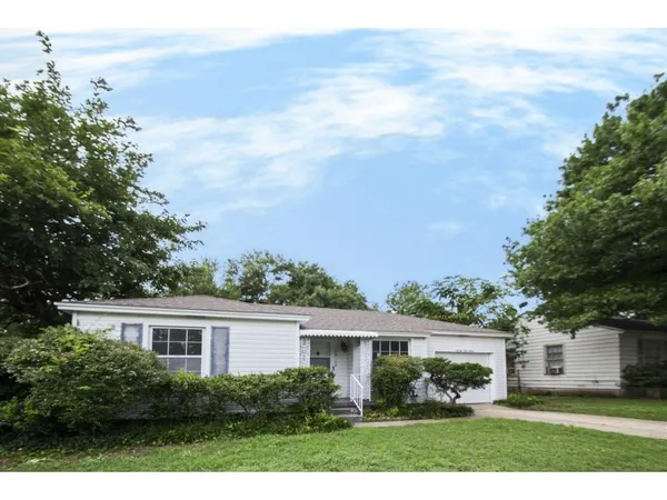 $1,750 | 2912 West Clarendon Drive, Dallas, TX 75211