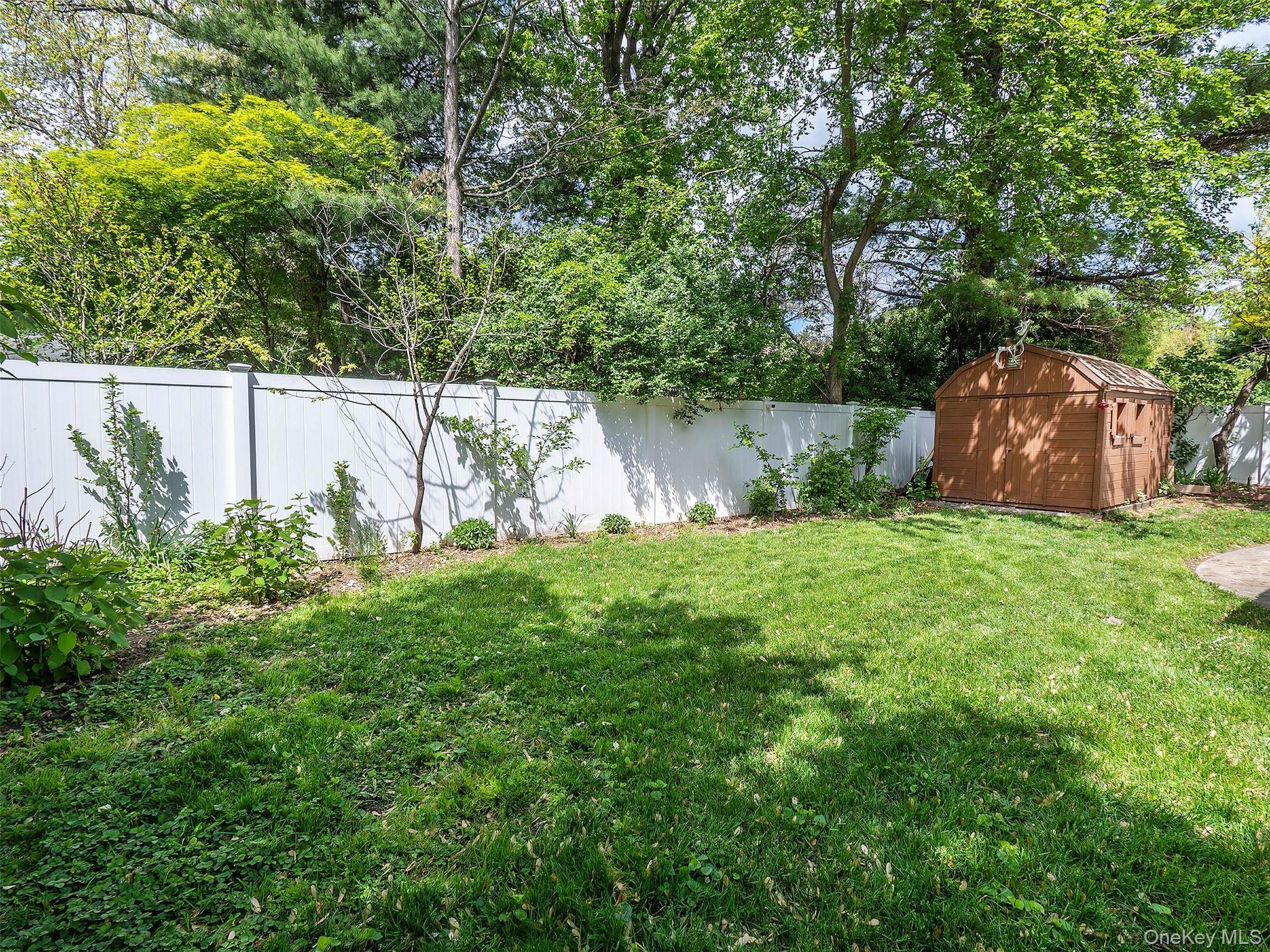 21 Marwood Road North Port Washington, NY 11050 - Photo 24 of 35 a view of a backyard