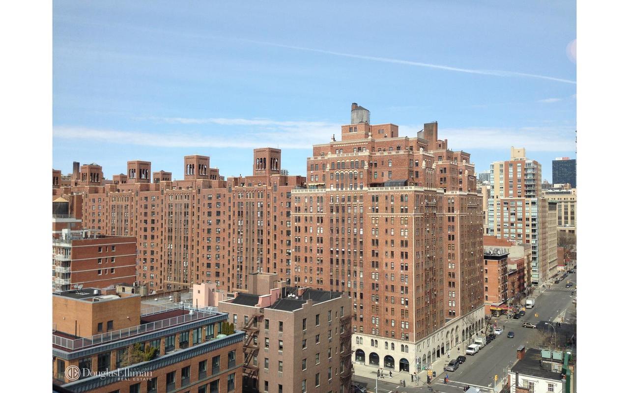 465 West 23rd Street, Unit 3C Manhattan, NY 10011 - Photo 31 of 32 a view of city with tall buildings