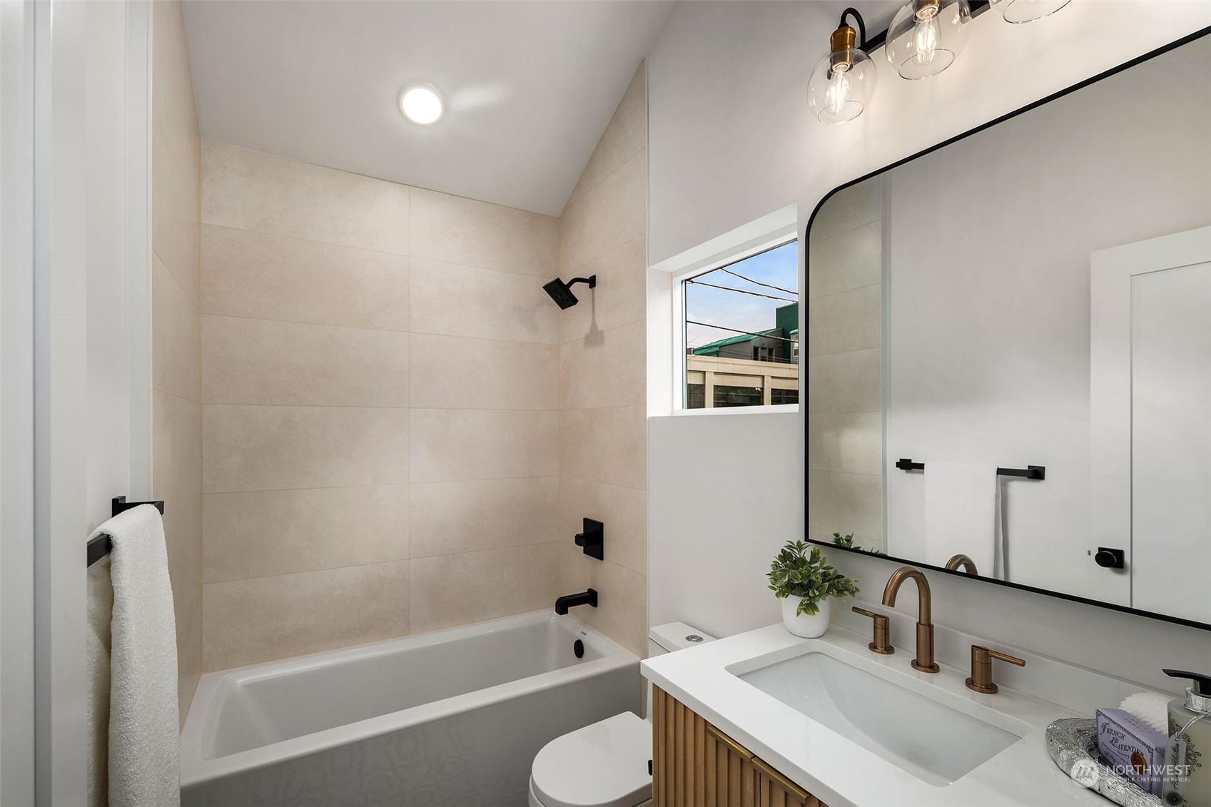 4722 45th Avenue Southwest Seattle, WA 98116 - Photo 18 of 30
