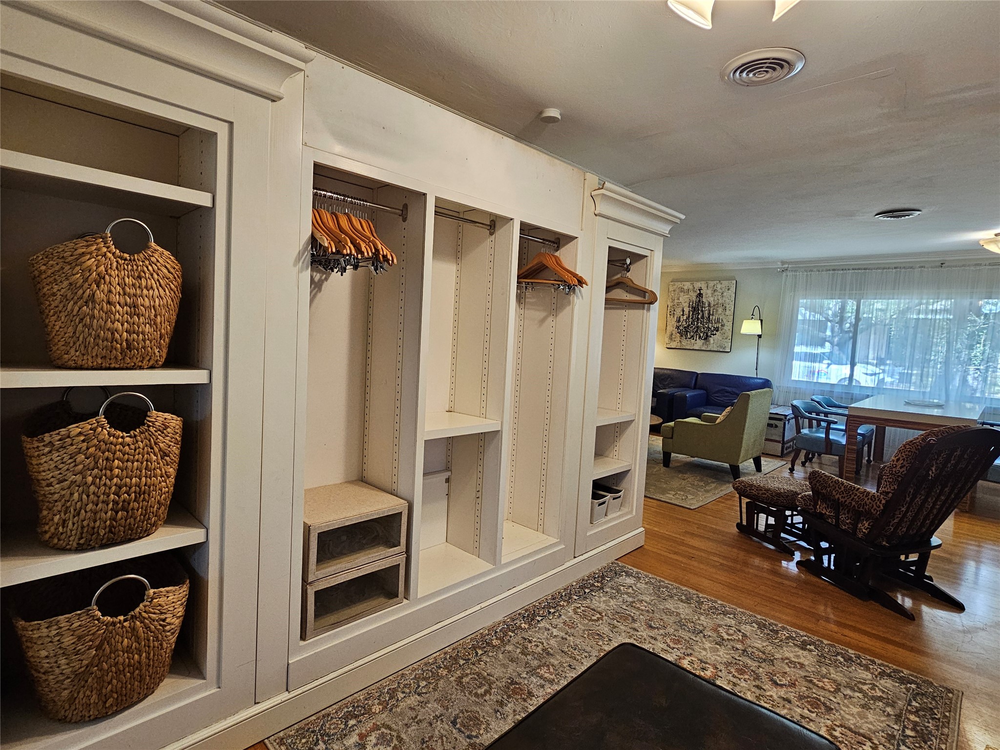 5203 Chesapeake Way Houston, TX 77056 - Photo 11 of 28 a living room with furniture and a rug