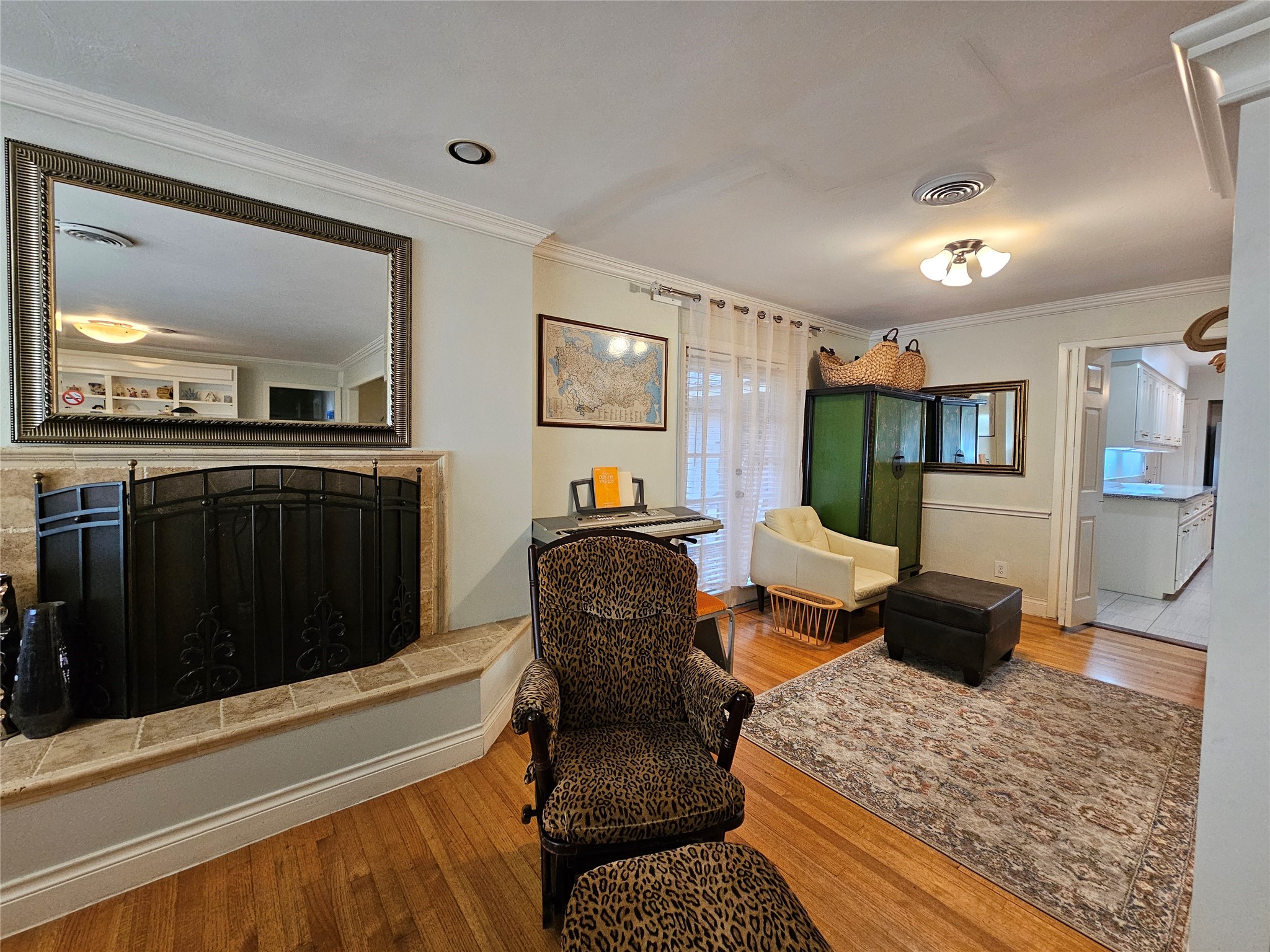 5203 Chesapeake Way Houston, TX 77056 - Photo 12 of 28 a living room with furniture