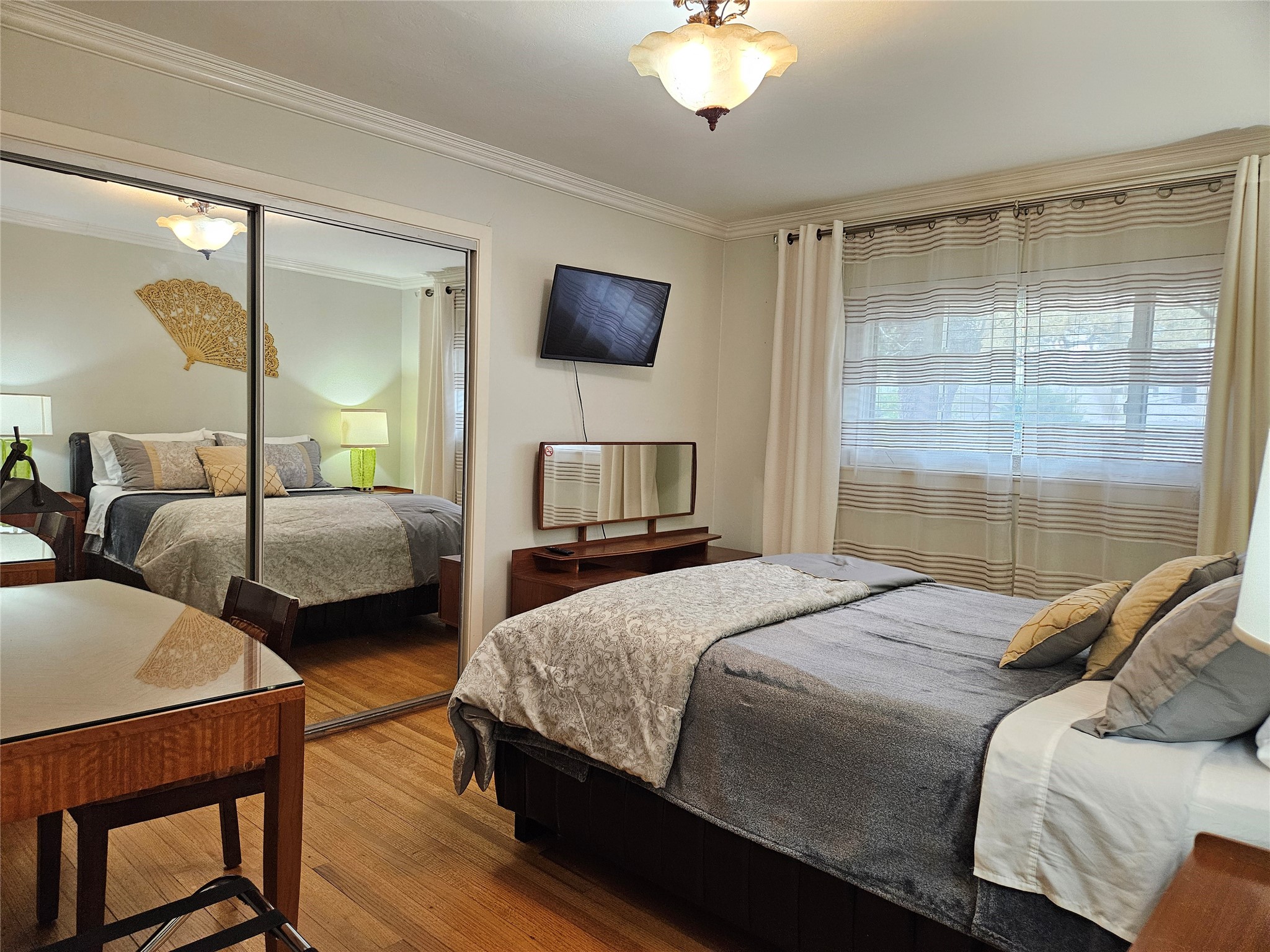5203 Chesapeake Way Houston, TX 77056 - Photo 13 of 28 a bedroom with two beds and a chandelier