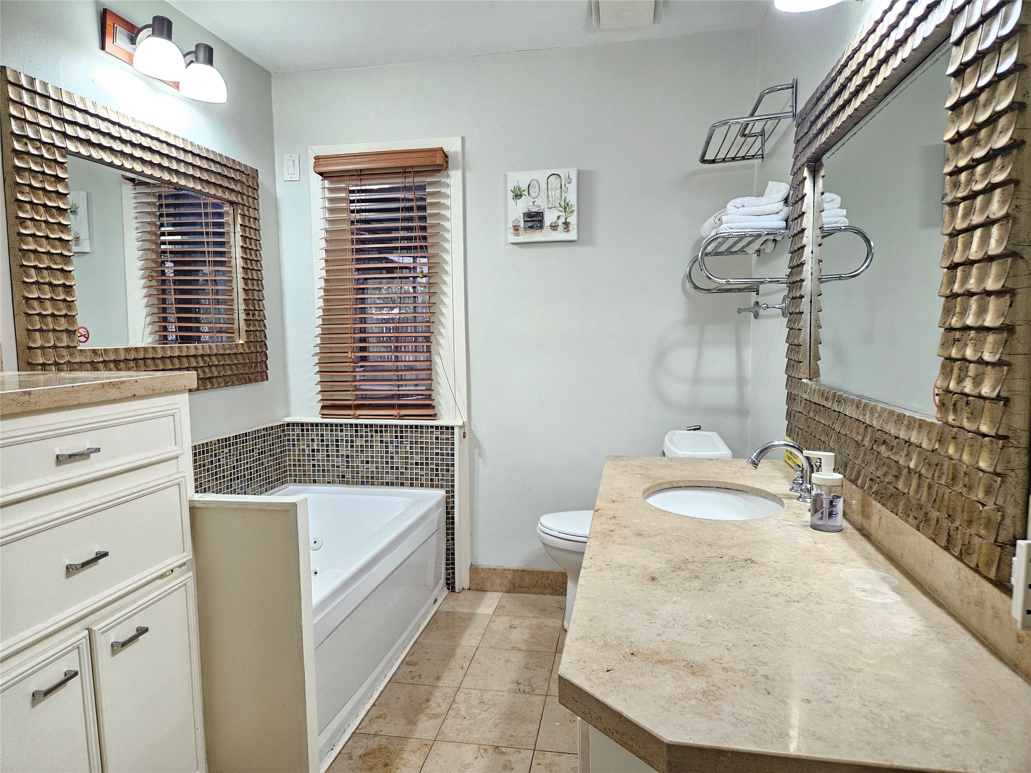 5203 Chesapeake Way Houston, TX 77056 - Photo 17 of 28 a spacious bathroom with a bathtub and a sink