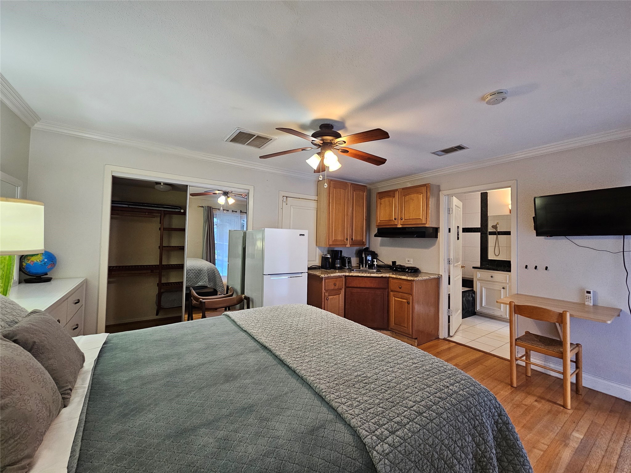 5203 Chesapeake Way Houston, TX 77056 - Photo 23 of 28 a bedroom with a bed and a flat screen tv