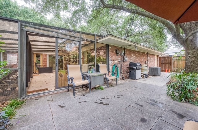 5203 Chesapeake Way Houston, TX 77056 - Photo 25 of 28 a view of a patio with table and chairs under an umbrella with a large tree