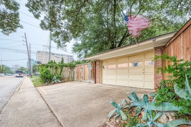 5203 Chesapeake Way Houston, TX 77056 - Photo 28 of 28 a view of a backyard