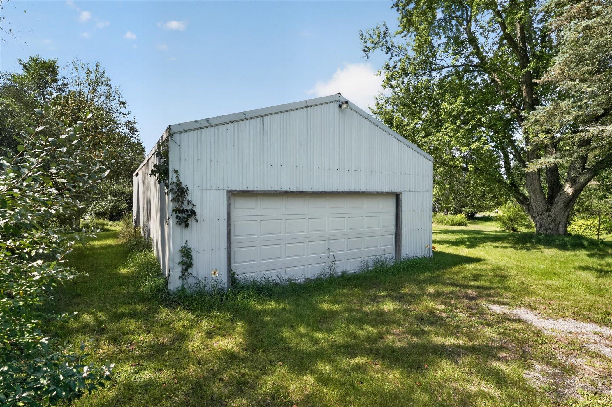 15601 Devonshire Pinckney, MI 48169 - Photo 25 of 33 38-15601-Devonshire-WindowStill-Photogra