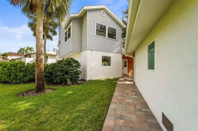 $2,695,000 | 430 Island Circle, Sarasota, FL 34242