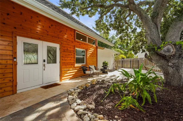 $2,695,000 | 430 Island Circle, Sarasota, FL 34242