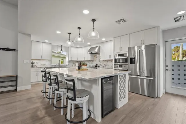 $2,695,000 | 430 Island Circle, Sarasota, FL 34242