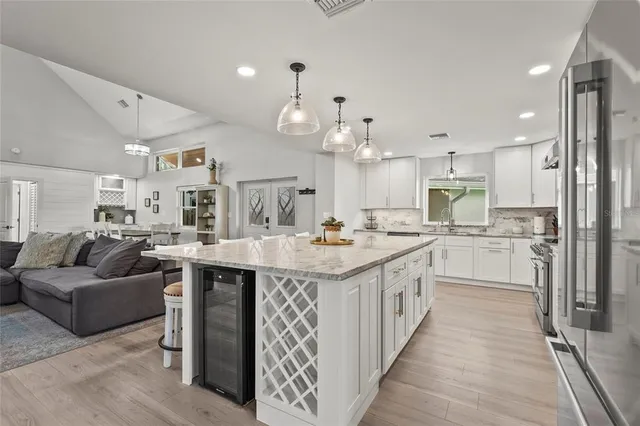 $2,695,000 | 430 Island Circle, Sarasota, FL 34242