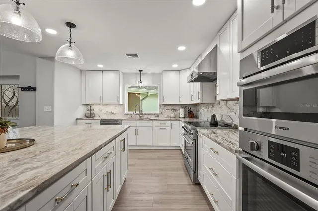 $2,695,000 | 430 Island Circle, Sarasota, FL 34242