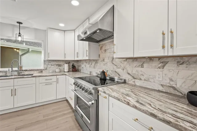 $2,695,000 | 430 Island Circle, Sarasota, FL 34242