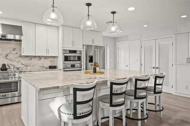 $2,695,000 | 430 Island Circle, Sarasota, FL 34242