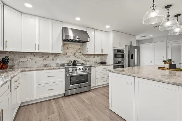 $2,695,000 | 430 Island Circle, Sarasota, FL 34242