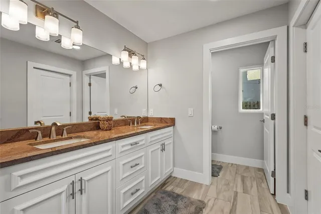 $2,695,000 | 430 Island Circle, Sarasota, FL 34242