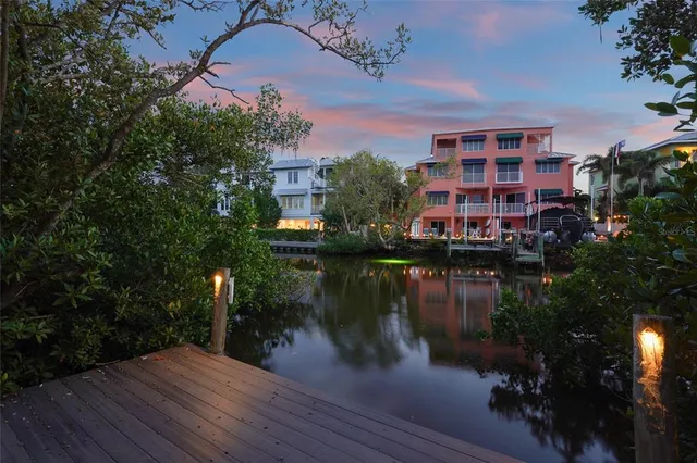 $2,695,000 | 430 Island Circle, Sarasota, FL 34242