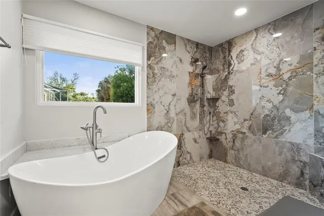 $2,695,000 | 430 Island Circle, Sarasota, FL 34242