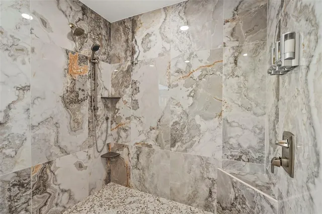 $2,695,000 | 430 Island Circle, Sarasota, FL 34242