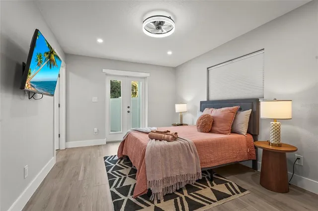 $2,695,000 | 430 Island Circle, Sarasota, FL 34242