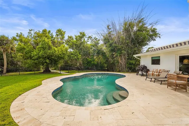 $2,695,000 | 430 Island Circle, Sarasota, FL 34242