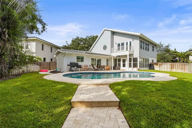 $2,695,000 | 430 Island Circle, Sarasota, FL 34242