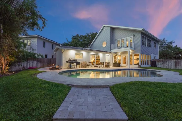 $2,695,000 | 430 Island Circle, Sarasota, FL 34242