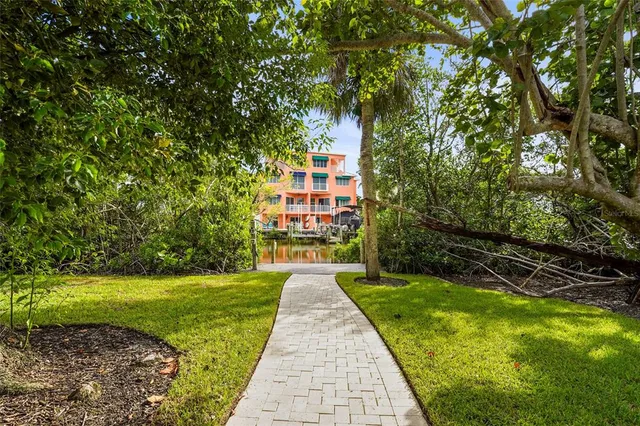 $2,695,000 | 430 Island Circle, Sarasota, FL 34242