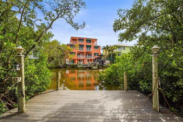$2,695,000 | 430 Island Circle, Sarasota, FL 34242