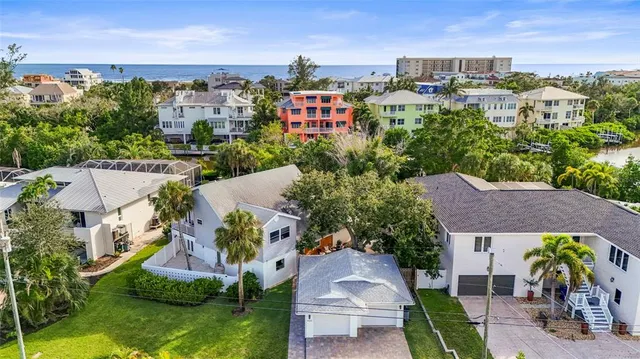 $2,695,000 | 430 Island Circle, Sarasota, FL 34242