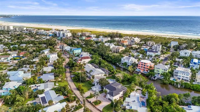 $2,695,000 | 430 Island Circle, Sarasota, FL 34242