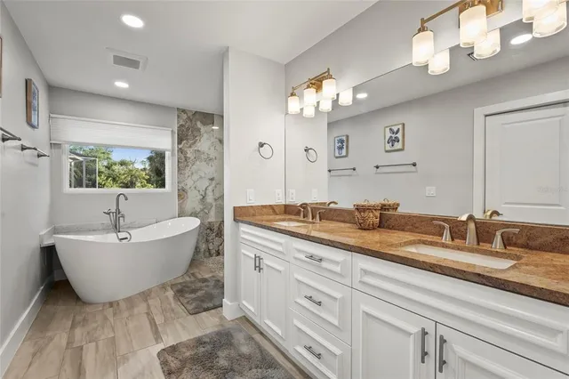 $2,695,000 | 430 Island Circle, Sarasota, FL 34242