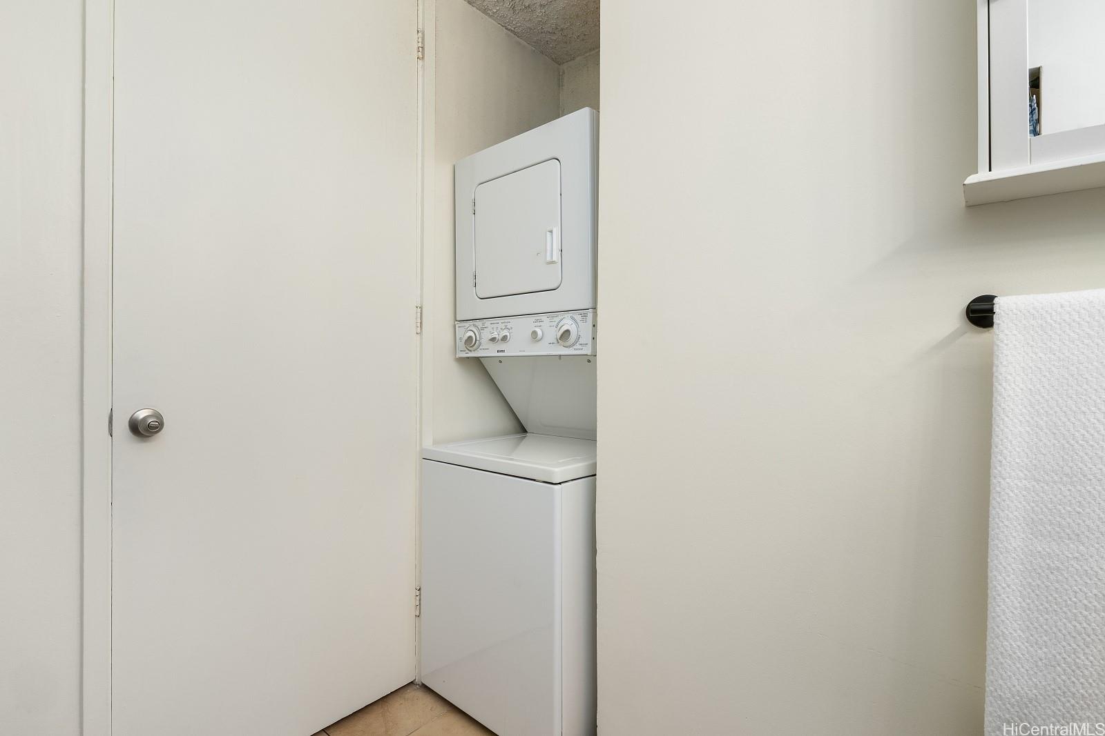 620 McCully Street, Unit 703 Honolulu, HI 96826 - Photo 17 of 25 The convenient washer/dryer in unit