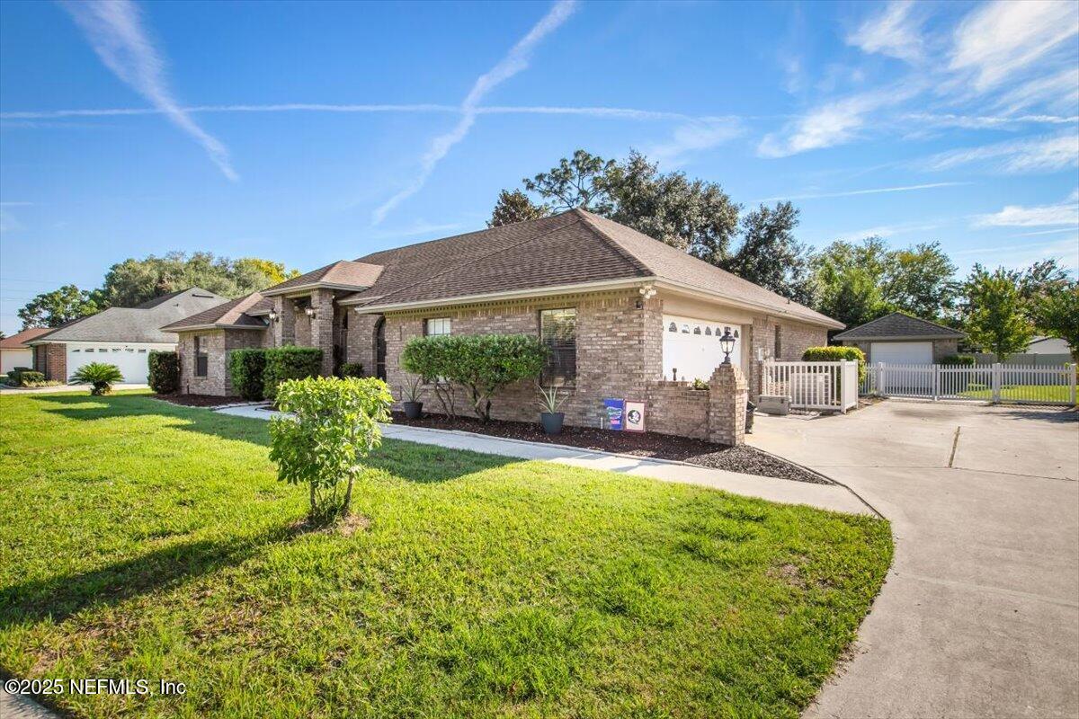 627 Whitfield Road Jacksonville, FL 32221 - Photo 2 of 18 a front view of a house with garden