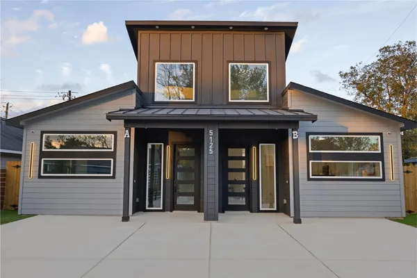 a view of a car garage of the house