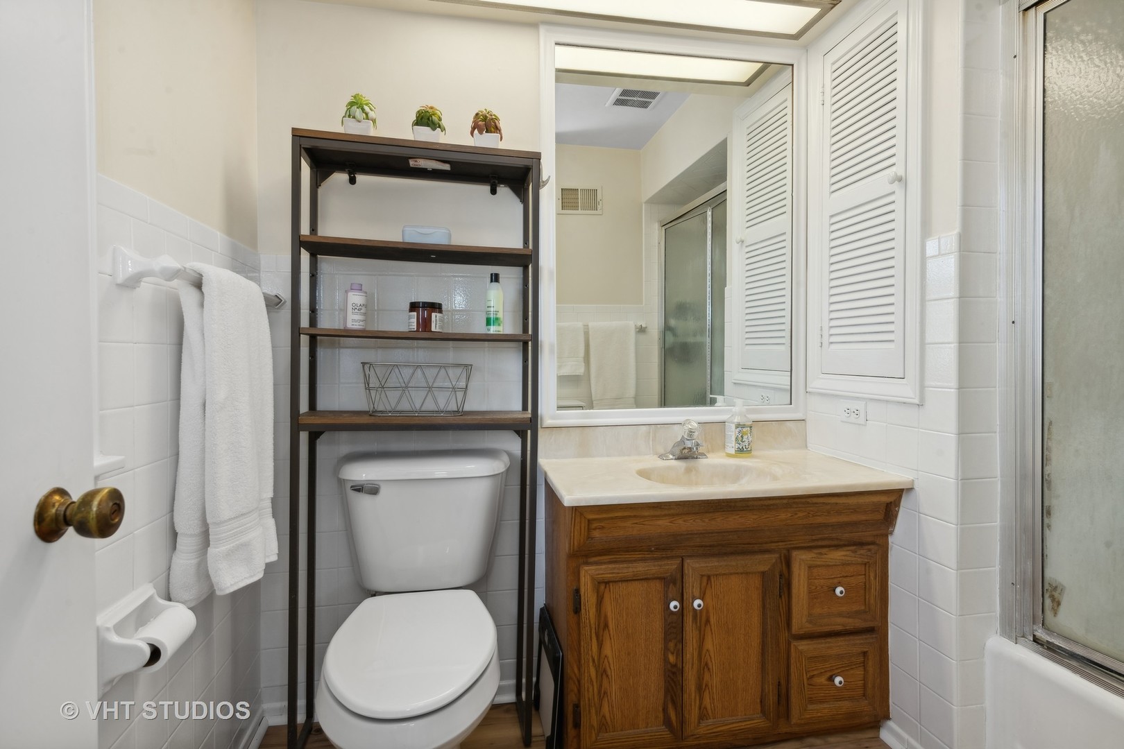 412 Warwick Road Tower Lakes, IL 60010 - Photo 13 of 30 a bathroom with a toilet a sink and mirror