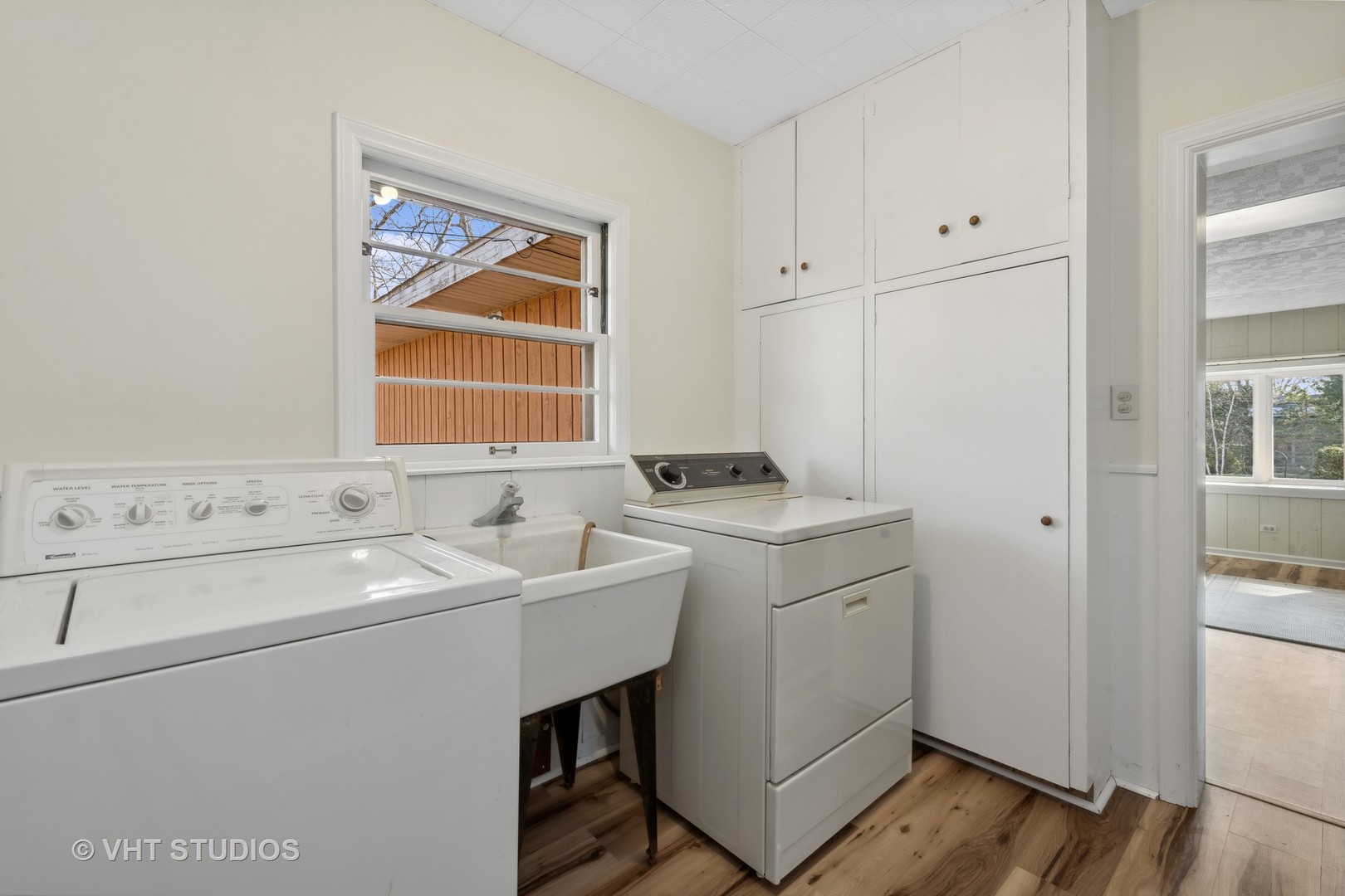 412 Warwick Road Tower Lakes, IL 60010 - Photo 18 of 30 a utility room with dryer and washer