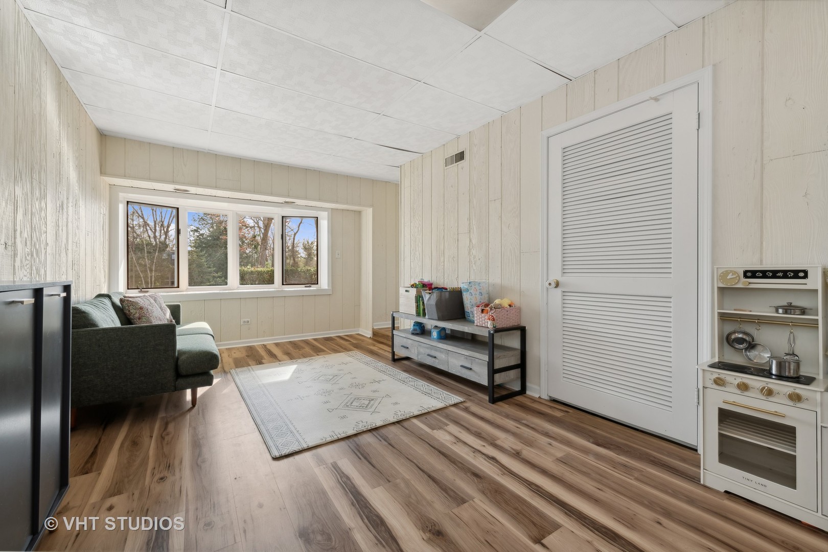 412 Warwick Road Tower Lakes, IL 60010 - Photo 9 of 30 a bedroom with furniture and a window
