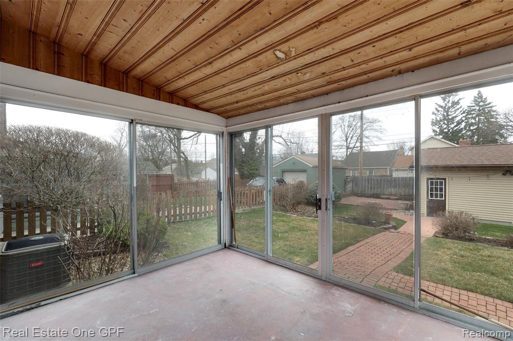 1488 Roslyn Road Grosse Pointe Woods, MI 48236 - Photo 29 of 40
