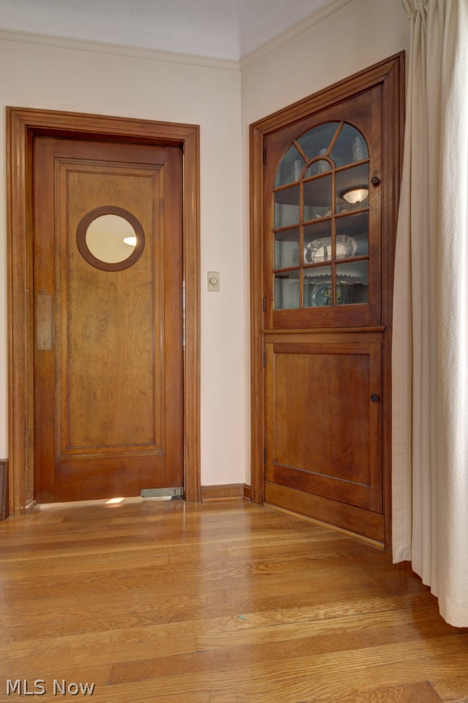 18102 Neff Road Cleveland, OH 44119 - Photo 6 of 25 Awesome woodwork, and galley door to kitchen!