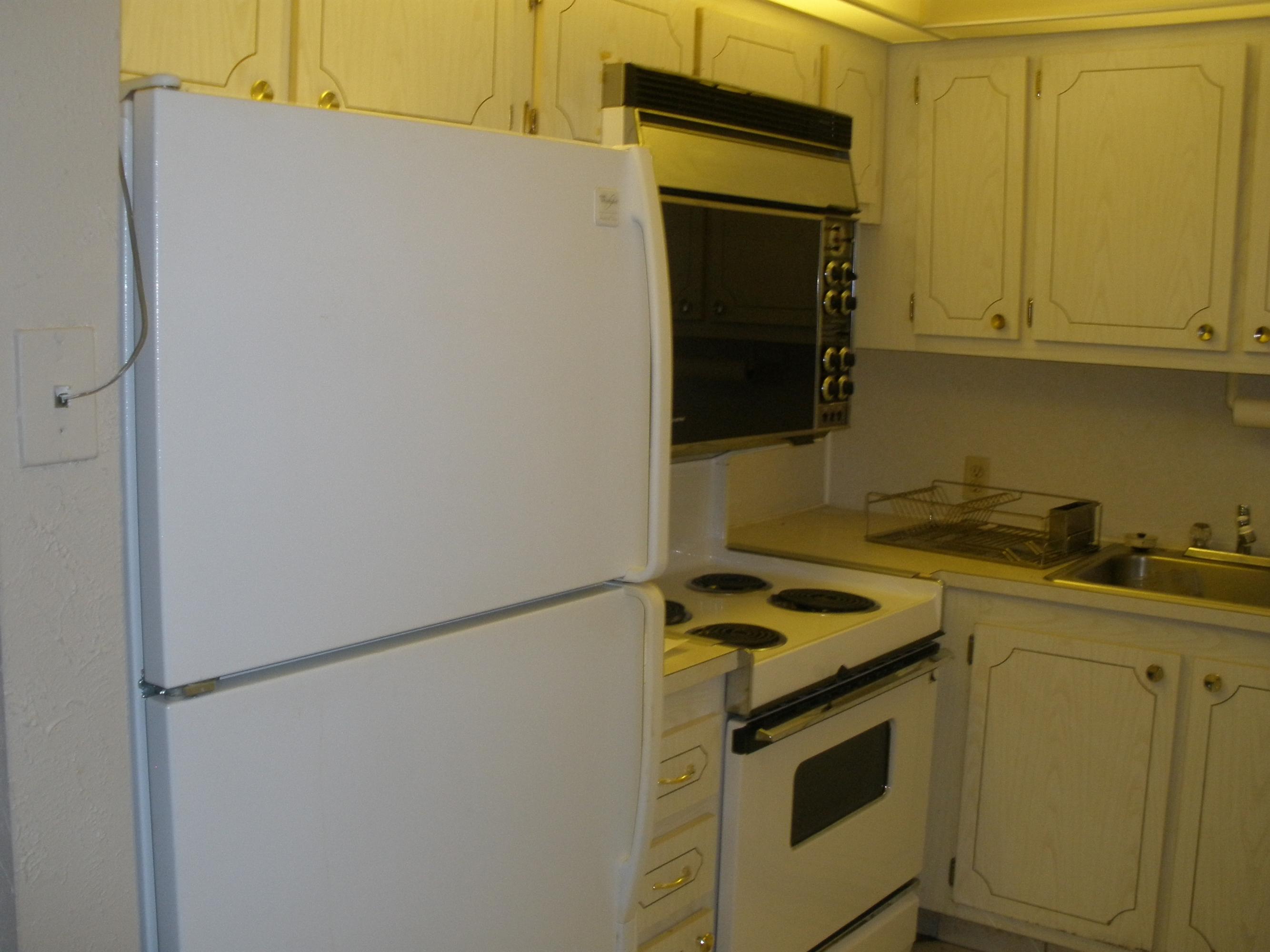 56 Fanshaw Drive, Unit B Boca Raton, FL 33434 - Photo 4 of 14 kitchen