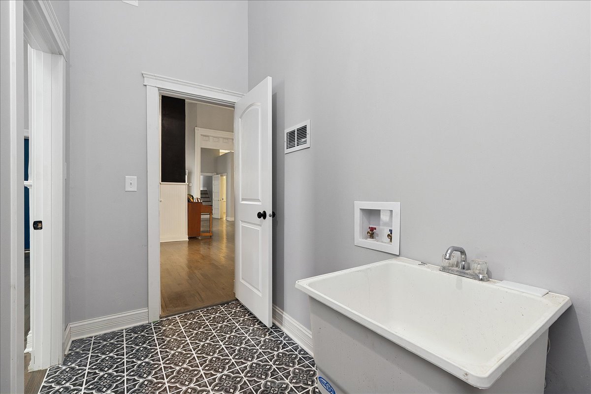 200 West Crawford Street Peotone, IL 60468 - Photo 14 of 42 a very nice looking room with a bathroom